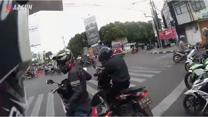 Video Detik Detik Pemotor Ketakutan Saat Berhenti Di Lampu Merah Ada