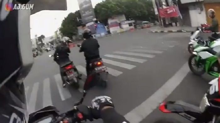 Video Detik Detik Pemotor Ketakutan Saat Berhenti Di Lampu Merah Ada