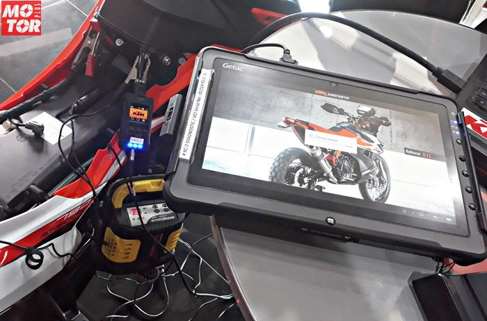 Canggih Nih Service Moge KTM Pakai XC 2 Tools Udah Mirip MotoGP