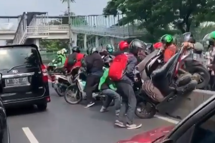 Kondisi Jalur Busway Pasar Rumput Langsung Gak Karuan Puluhan Pemotor