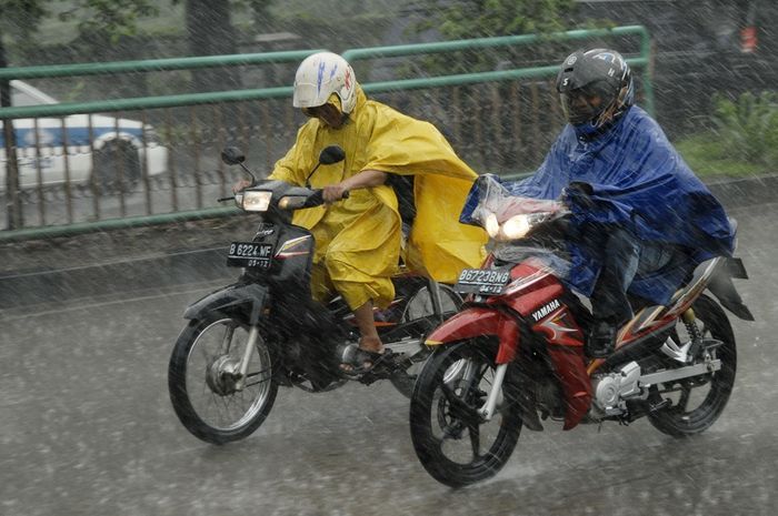 Bikers Wajib Perhatikan 4 Hal Ini Saat Riding Di Tengah Hujan Deras