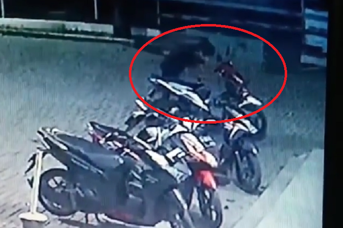 Terekam CCTV Maling Motor Gasak Honda BeAT Di Jalur Tengkorak Narogong