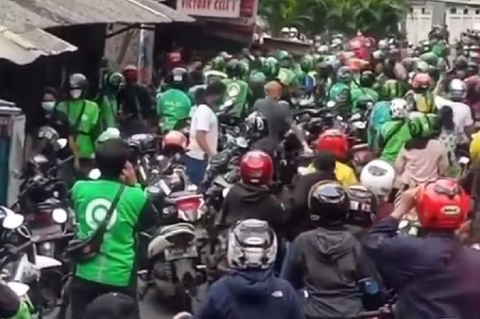 Mangga Besar Mencekam Video Bentrokan Driver Ojol Lawan Debt Collector