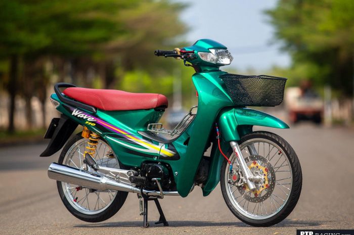 Honda Supra Bapak 110 Tampil Mewah Setelah Modifikasi Banyak Part