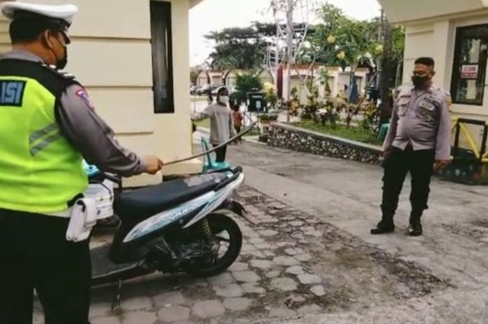 Pemotor Wanita Ini Bingung Dicegat Polisi Langsung Syok Saat Tahu