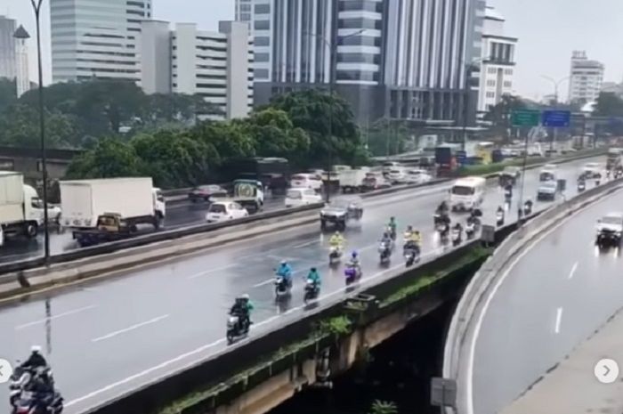 Video Motor Masuk Tol Jorr Imbas Banjir Di Jalan Tb Simatupang Arah