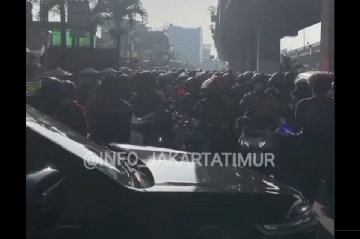 Mencekam Gerombolan Pemotor Lawan Arus Di Kalimalang Diadang Warga