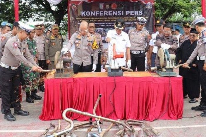 Ratusan Knalpot Brong Dimusnahkan Polres Pringsewu Pakai Gerinda Siap