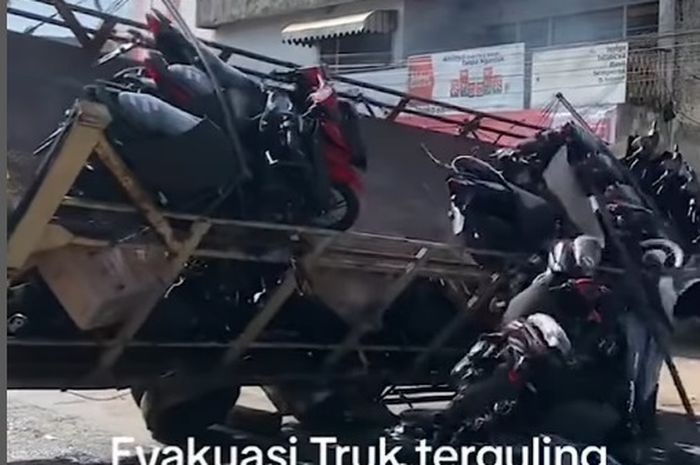 Truk Pengangkut Motor Baru Honda Terguling Dekat Dealer Honda Beat Dan