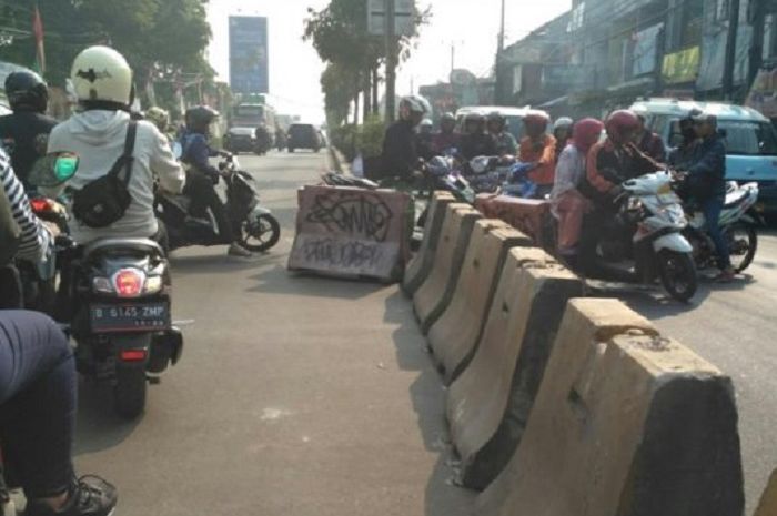 Pemotor Bandel Bongkar Paksa Pembatas Beton U Turn Di Ciputat Bikin