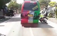 Tembok Rubuh Timpa Tiga Motor Warga Sedang Parkir Akibat Tak Kuat Menahan Luapan Air Untung Tak Ada Korban Jiwa Halaman 3 Gridmotor Id