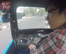 Video Detik-detik Mobil Hajar Motor Saat Mundur, Pemotor Langsung Tumbang!
