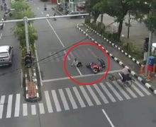 Bikin Ngilu! Video Detik-detik Kawasaki Ninja 250 Tabrak Becak, 2 Orang Terkapar