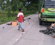 Kecelakaan Maut, Truk Oleng Tutup Jalan Ditabrak Pemotor Honda CS1 dari Arah Berlawanan