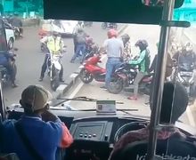 Video Pemotor Kocar-kacir Dihadang Polisi di Jalur Busway, Honda CBR150R Sampai Terbalik