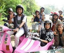 Selalu Tampil Anggun di TV, Najwa Shihab Bisa Cuek Juga Saat Naik Motor Vespa Warna Pink