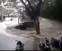 Mobil Fortuner Nikung 3 Motor Tumbang Terendam Air, Banjir di Surabaya Bikin Warga Panik