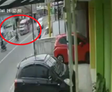 Serem! Video Detik-detik Pemotor Terpental Ditabrak Mobil, Netizen Kecam Kelakuan Sopir
