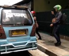 Video Pemotor Ngamuk Pukul Sopir Angkot, Mobil Jalan Zig-zag Serempet Motor, Warga Ketakutan