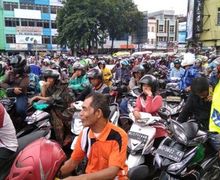 Jalan Diblokir, Ribuan Pemotor Bunyikan Klakson Ramai-ramai, Polisi dan TNI Cuek