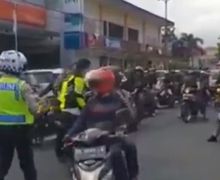 Viral! Video Polisi Bubarkan dan Tangkap Motor Pengiring Mobil Jenazah, Sempat Terjadi Keributan