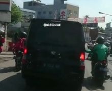 Bekasi Mencekam, Video Driver Ojol Kejar Pengendara Mobil yang Melarikan Diri, Dua Motor Tumbang