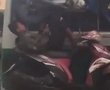 Gak Ada Takutnya, Video Pria Tiduran di Atas Motor yang Diangkut Bus