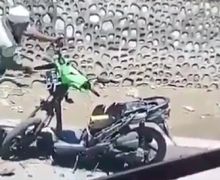 Ngeri! Video Unboxing Motor Dimulai, Honda BeAT Dikuliti Menggunakan Parang