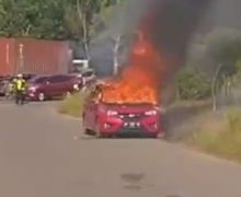 Mencekam! Video Honda Jazz  Ludes Terbakar Hebat di Pinggir Jalan, Pemotor Kocar-kacir