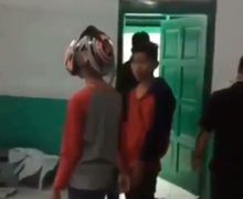 Kapok, Video 2 Remaja Maling Helm Tertangkap di Jambi, Pelaku Dipaksa Tidur Bareng Mayat