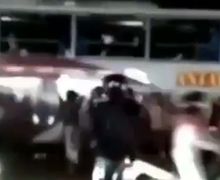 Mencekam! Video Detik-detik Bus Dibakar Massa Usai Tabrak Motor, Korban Kritis