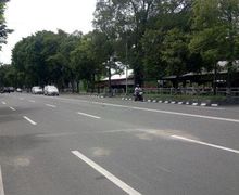 Tragis, Motor Tabrak Wanita Lagi Nyebrang Jalan, Kelindas Mobil Dari Lawan Arah