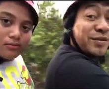 Video Liburan Asyik Ala Komedian Komeng, Trabas Hutan Bakau Bareng Anak Naik ATV