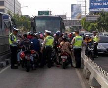 Gokil! Dalam Hitungan  2 Jam,  Polisi Ciduk 200 Pemotor Terobos Jalur Busway di Jakarta Pusat