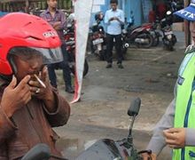 Kapok, Polisi Tangkap dan Tilang Pemotor yang Masih Nekat Merokok di Jalan Raya