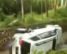 Instan Kualat, Video Pajero Nyemplung Kali Habis Serempet Pemotor dan Halangi Ambulans
