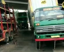 Ban Belakang Truk Pengangkut Motor Ambles, Gerbang Cikunir 2 Arah Jakarta Macet Total