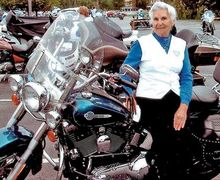 Jangan Mau Kalah Bro, Nenek 93 Tahun Masih Doyan Riding Motor Harley-Davidson