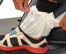 Lebih Aman Sandal atau Pakai Sepatu Saat Hujan, Waspada Bahaya yang Mengincar Pemotor