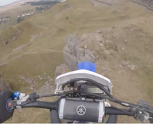 Mengerikan, Video Biker Lagi Main Trail di Gunung, Jatuh Ke Jurang