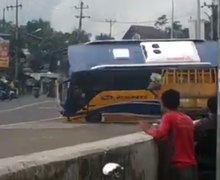 Tanjakan Puncak Mencekam, Video Detik-detik Bus Nyelonong Mundur, Pemotor Kocar-kacir Nyaris Terlindas