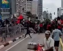Video Detik-detik Demo Buruh Diwarnai Aksi Brutal Rusak Pagar di Tosari, Pemotor Putar Balik