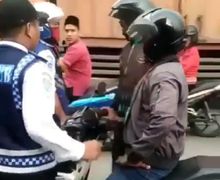 Simpang Asoka Mencekam, Video Pemotor Tantang Duel Petugas Dishub, Enggak Terima Ditegur