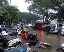 Belasan Motor Terendam Banjir di Tangerang Selatan Akibat Hujan Deras