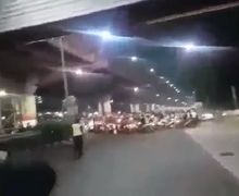 Video Ratusan Anggota Geng Motor Kembali Berulah, Dilarang Lewat, Petugas Tol Sampai Dihajar