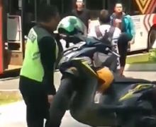 Kok Malah Dibully? Video Satpam Angkat Motor  dari Trotoar di Senayan 