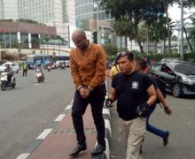 Tabrak Pemotor di Jalan Jenderal Sudirman, WNA Bonyok Dikeroyok, Mobil Hancur Berantakan