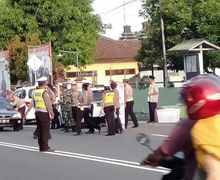 Ampun, Polisi Blitar Bagi Takjil di Jalan, Pemotor Malah Balik Arah Takut Razia