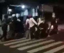 Puluhan Warga Geram, Gengster Ditangkap dan Injak-injak di Jalanan, Pelaku Nangis Ketakutan