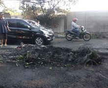 Waspada, Jalan Slipi Dipenuhi Jelaga dan Batu, Bikers Kudu Hati-hati